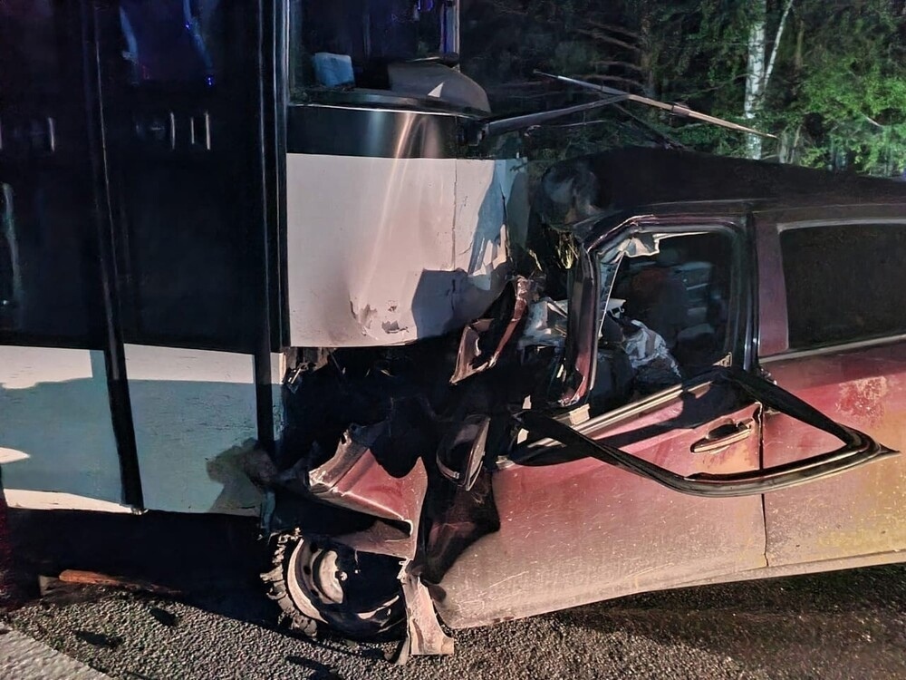 Смертельное ДТП: легковушка врезалась в автобус под Нижним Тагилом Это картинка